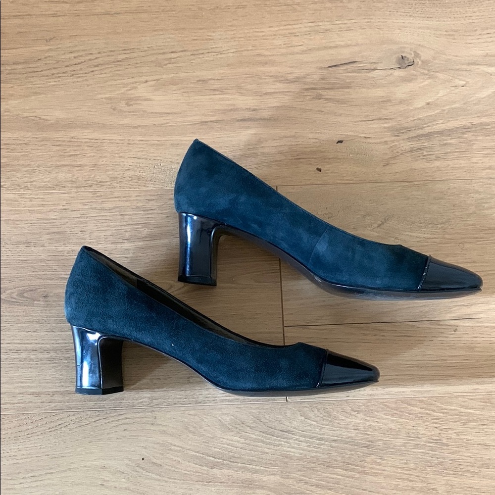 Tahari Blue Suede Heels with Block Heel and Pointed Toe